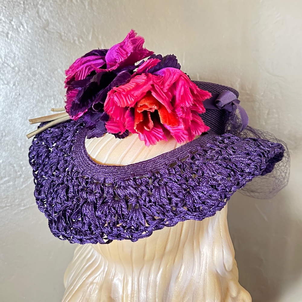FABULOUS 1940s' PURPLE FEDORA/ "CROCHETED" BRIM + FABRIC FLOWERS & MATCHING VEIL - Picture 7 of 14